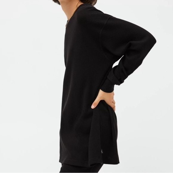 Aritzia TNA Tremont Thermal Longsleeve Shirt - White - Picture 9 of 9